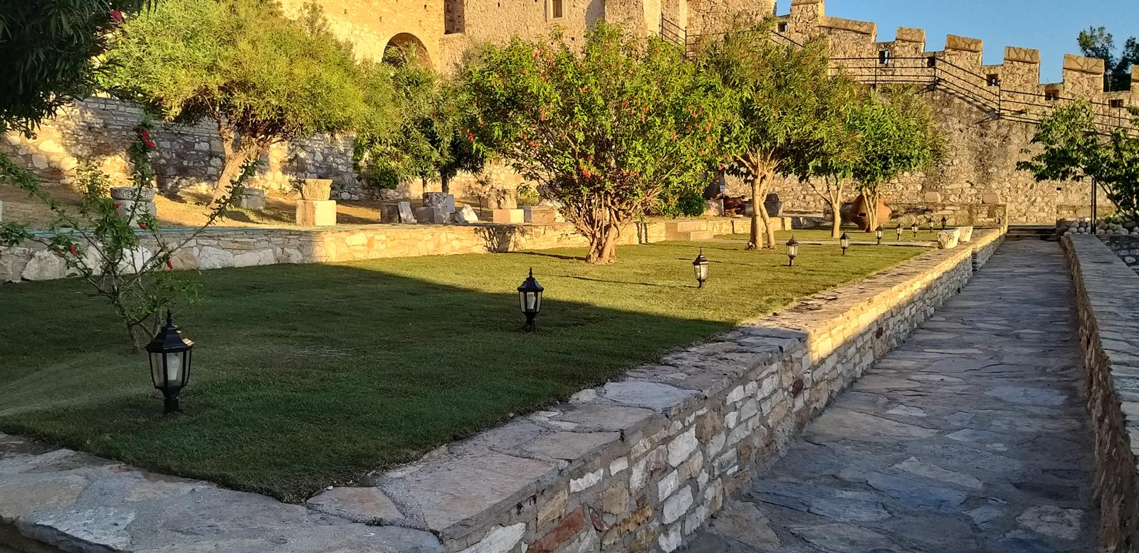 Çeşme Kalesi Peyzajı